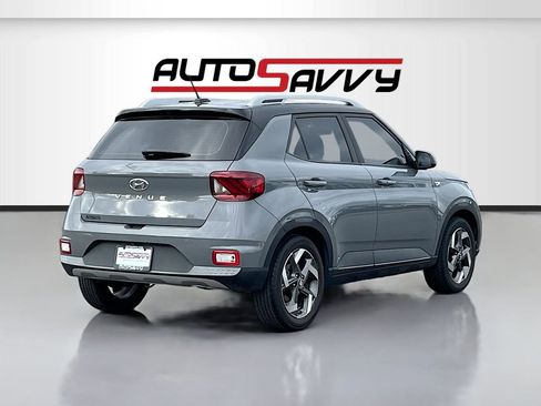 Used 2023 Hyundai Venue Limited image 7