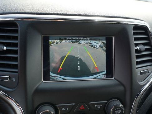 Used 2019 Jeep Grand Cherokee Laredo AWD/4WD image 28