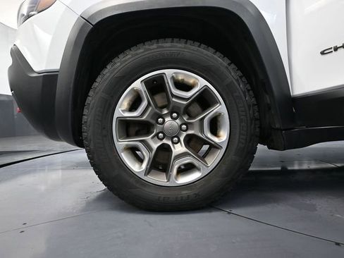 Used 2019 Jeep Cherokee Trailhawk image 16