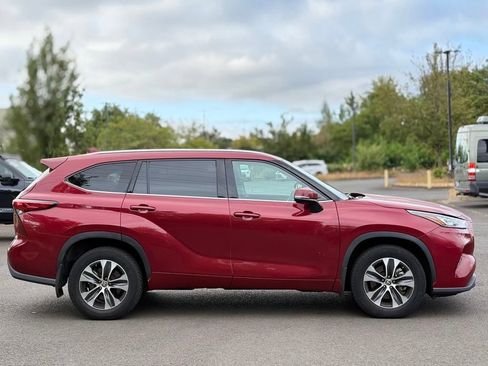 Used 2020 Toyota Highlander XLE AWD/4WD image 6