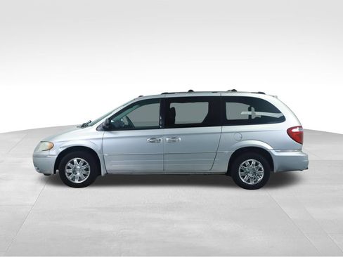 Used 2005 Chrysler Town & Country Limited FWD image 9