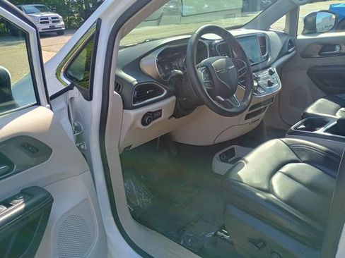 Used 2023 Chrysler Pacifica Touring-L FWD image 22