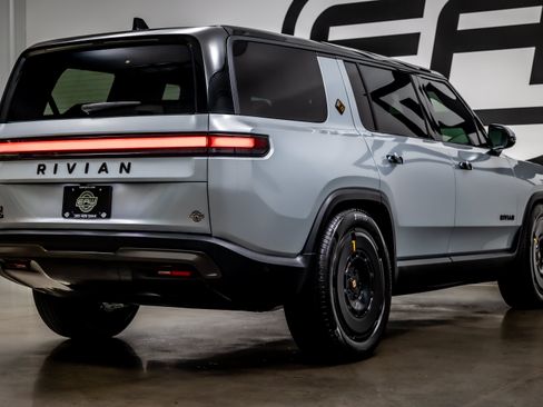 Used 2025 Rivian R1S Adventure Dual AWD/4WD image 31