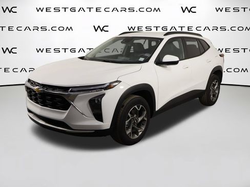 Used 2025 Chevrolet Trax LT FWD image 1
