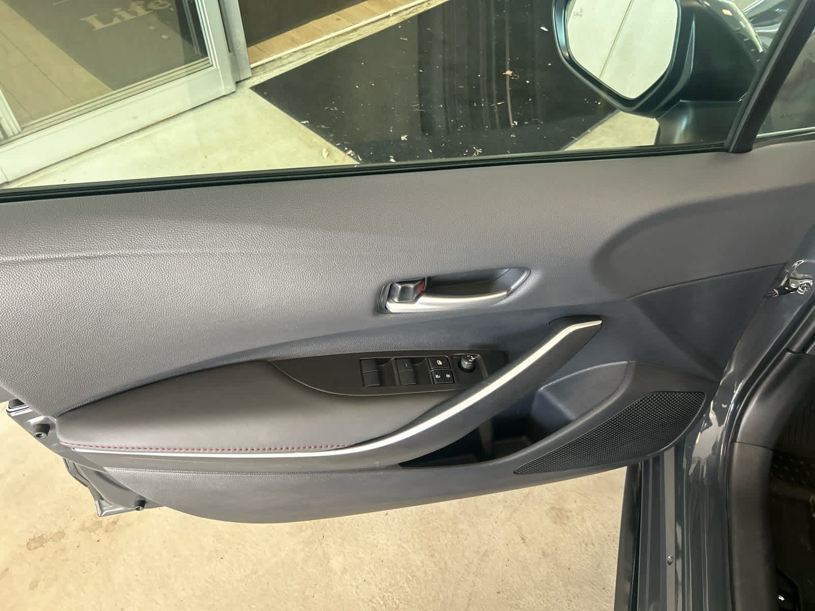 Used 2025 Toyota Corolla SE w/ SE Premium Package FWD image 13