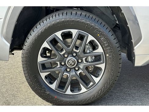 Used 2024 Toyota Tundra Limited AWD/4WD image 32