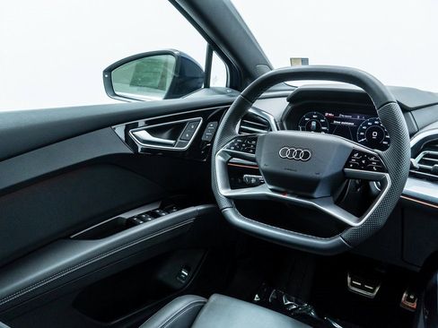 Used 2025 Audi Q4 e-tron Prestige w/ Sport Package image 22