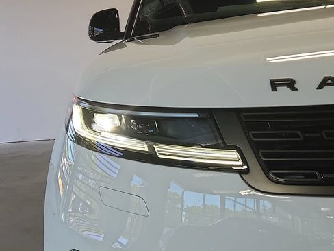 Used 2024 Land Rover Range Rover Sport Dynamic SE AWD/4WD image 9