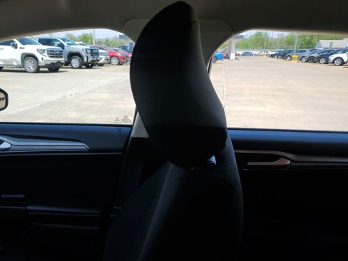 Used 2018 Ford Fusion SE w/ Fusion SE Technology Package FWD image 12