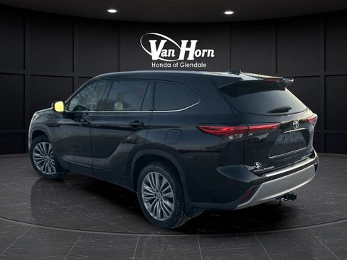 Used 2020 Toyota Highlander Platinum image 3