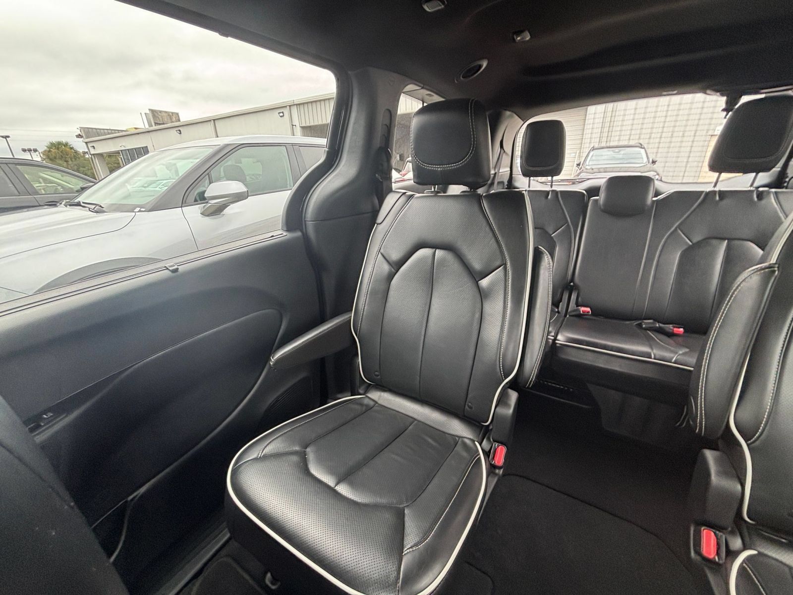 Used 2025 Chrysler Pacifica Limited FWD image 43