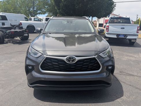 Used 2023 Toyota Highlander XLE AWD/4WD image 11