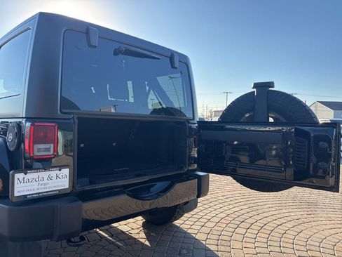 Used 2017 Jeep Wrangler Unlimited Sahara w/ Connectivity Group image 30