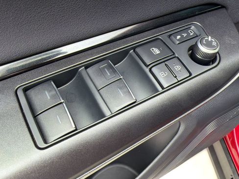 Used 2022 Toyota Venza LE AWD/4WD image 21