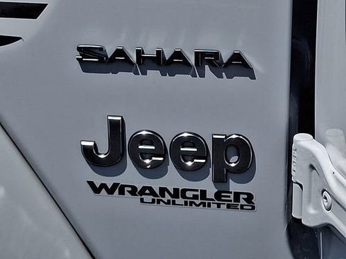 Used 2018 Jeep Wrangler Unlimited Sahara AWD/4WD image 30
