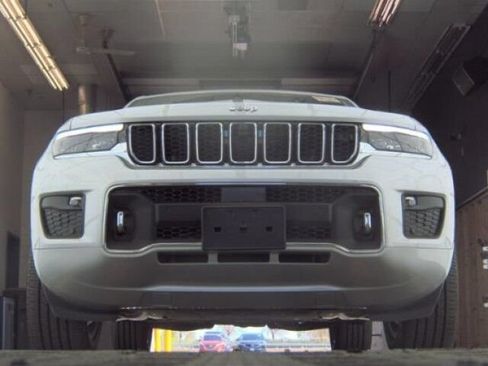 Used 2023 Jeep Grand Cherokee Overland w/ Adv Protech Group III AWD/4WD image 3
