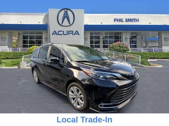 Used 2024 Toyota Sienna Platinum FWD image 3