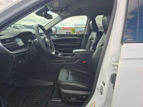 Used 2023 Jeep Grand Cherokee Limited w/ Black Appearance Package AWD/4WD image 9