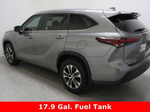Certified 2025 Toyota Highlander XLE image 9