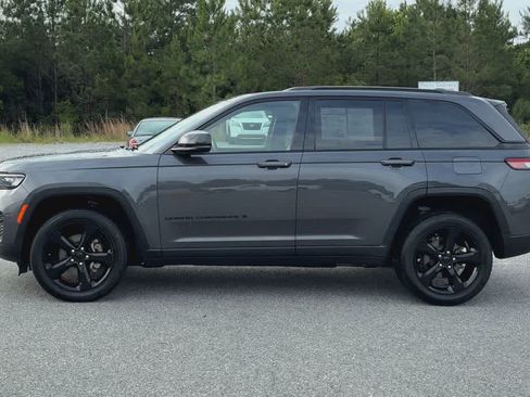 Used 2023 Jeep Grand Cherokee Altitude AWD/4WD image 5