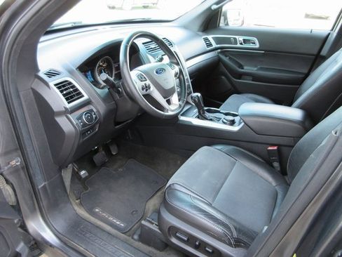 Used 2015 Ford Explorer XLT w/ Equipment Group 202A image 2