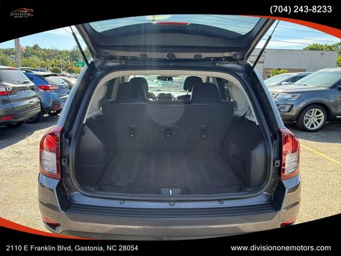 Used 2017 Jeep Compass Latitude AWD/4WD image 7