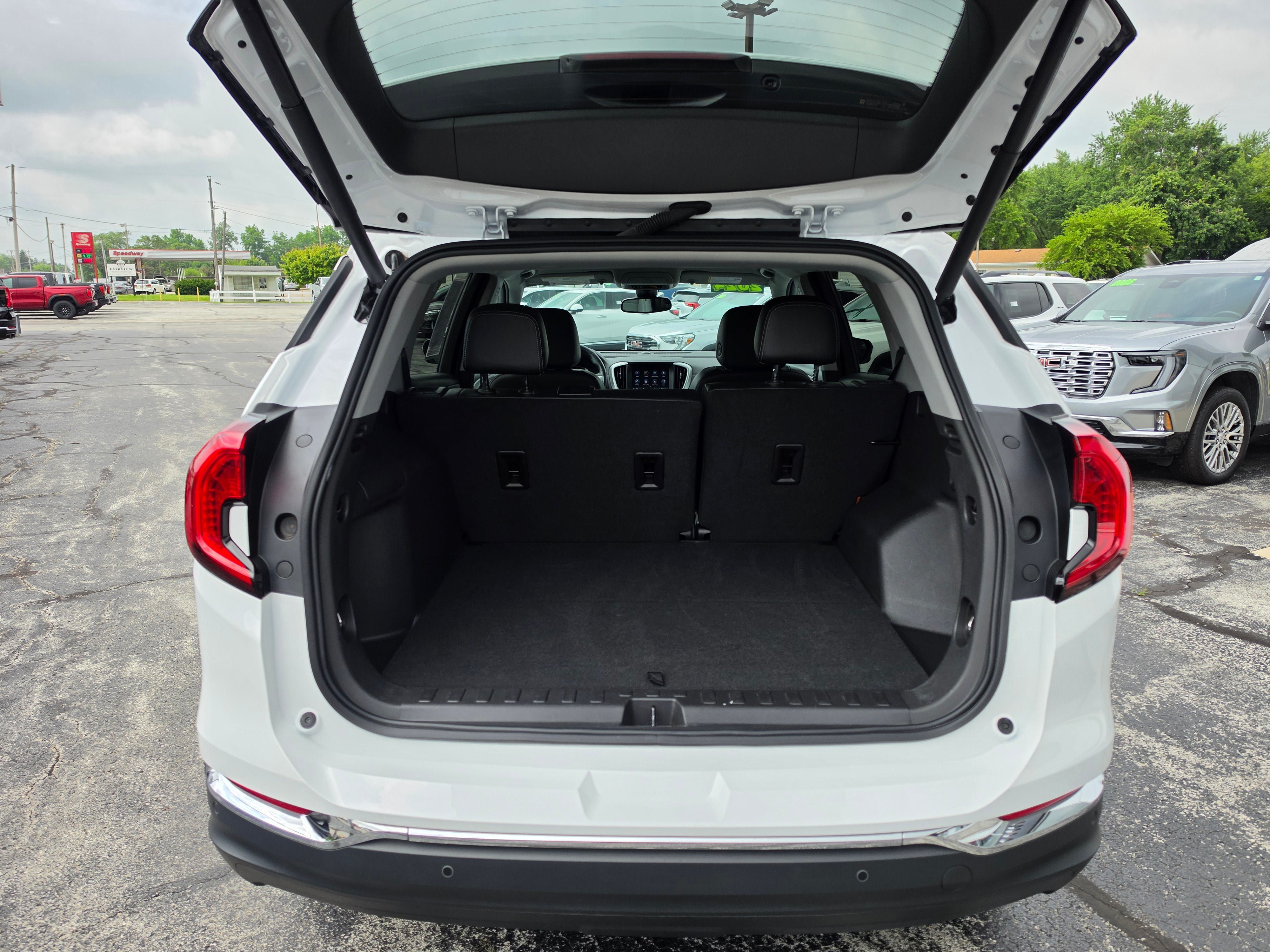 Used 2024 GMC Terrain SLT FWD image 6