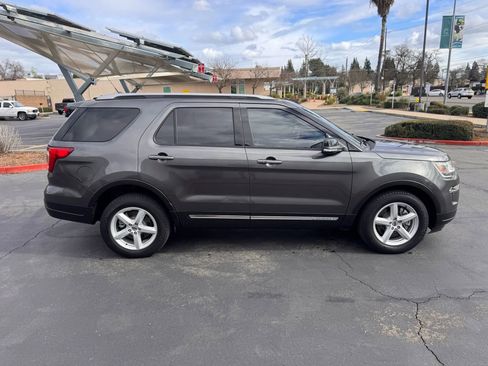 Used 2018 Ford Explorer XLT w/ Equipment Group 201A image 7
