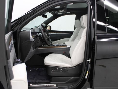 Certified 2025 Cadillac Escalade ESV Sport Platinum image 19