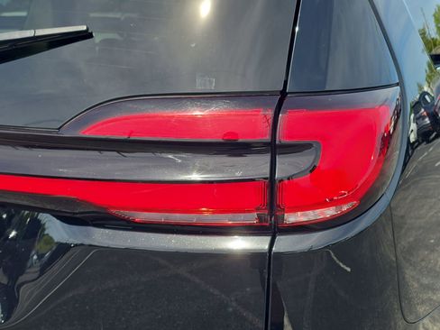Used 2024 Chrysler Pacifica Touring-L FWD image 8