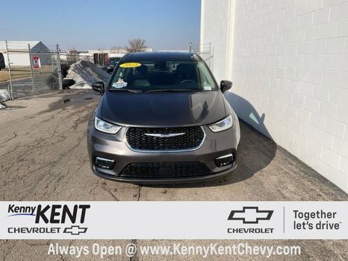 Used 2023 Chrysler Pacifica Touring-L image 5