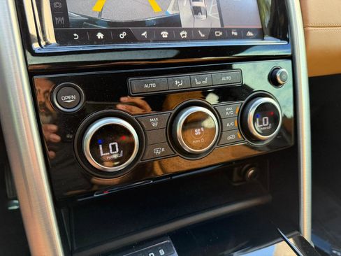 Used 2018 Land Rover Discovery HSE Luxury image 39