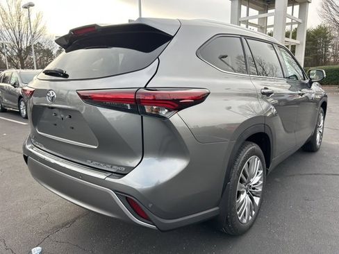New 2026 Toyota Highlander Platinum image 5