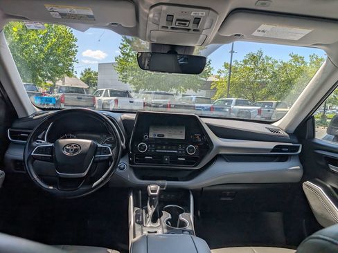 Used 2023 Toyota Highlander XLE AWD/4WD image 23
