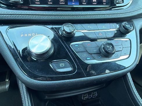 Used 2025 Chrysler Pacifica Limited FWD image 35