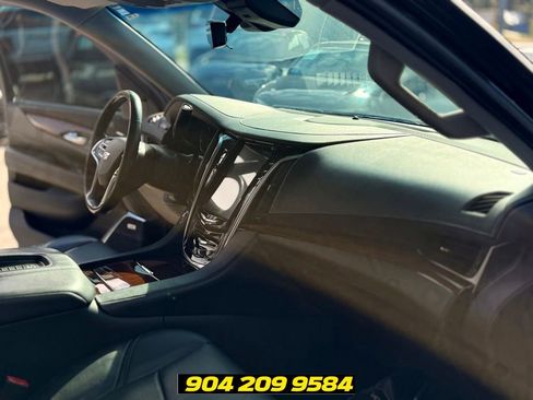 Used 2019 Cadillac Escalade Luxury AWD/4WD image 34