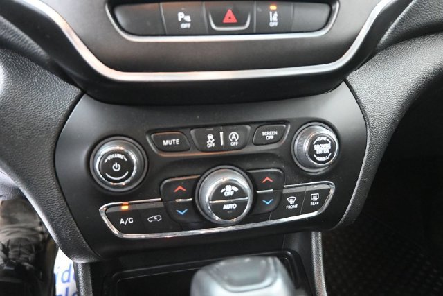 Used 2021 Jeep Cherokee Trailhawk w/ Trailer Tow Group AWD/4WD image 34