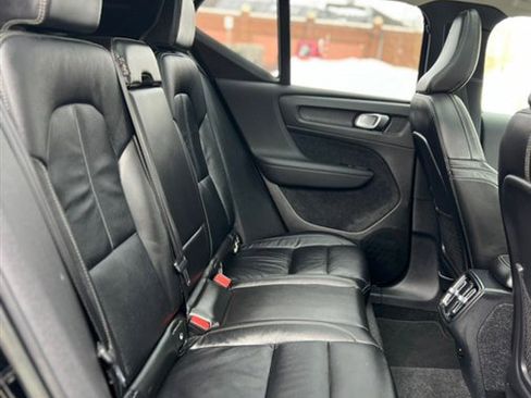 Used 2023 Volvo XC40 B5 Plus image 26
