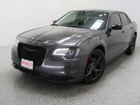 Used 2023 Chrysler 300 Touring w/ Sport Appearance Package RWD image 2