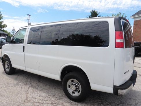 Used 2017 Chevrolet Express 3500 RWD image 2