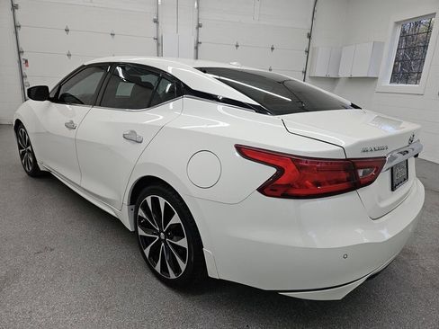 Used 2018 Nissan Maxima SR w/ Interior Lighting Package image 6