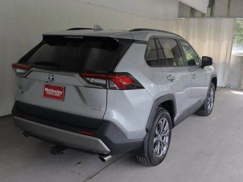 Used 2022 Toyota RAV4 Limited AWD/4WD image 7
