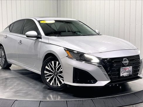 Used 2024 Nissan Altima 2.5 SV w/ SV Premium Package FWD image 3