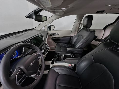 Used 2024 Chrysler Pacifica Touring-L FWD image 5