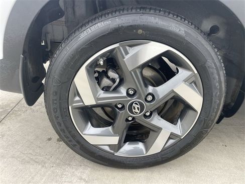 Used 2022 Hyundai Venue Limited image 31