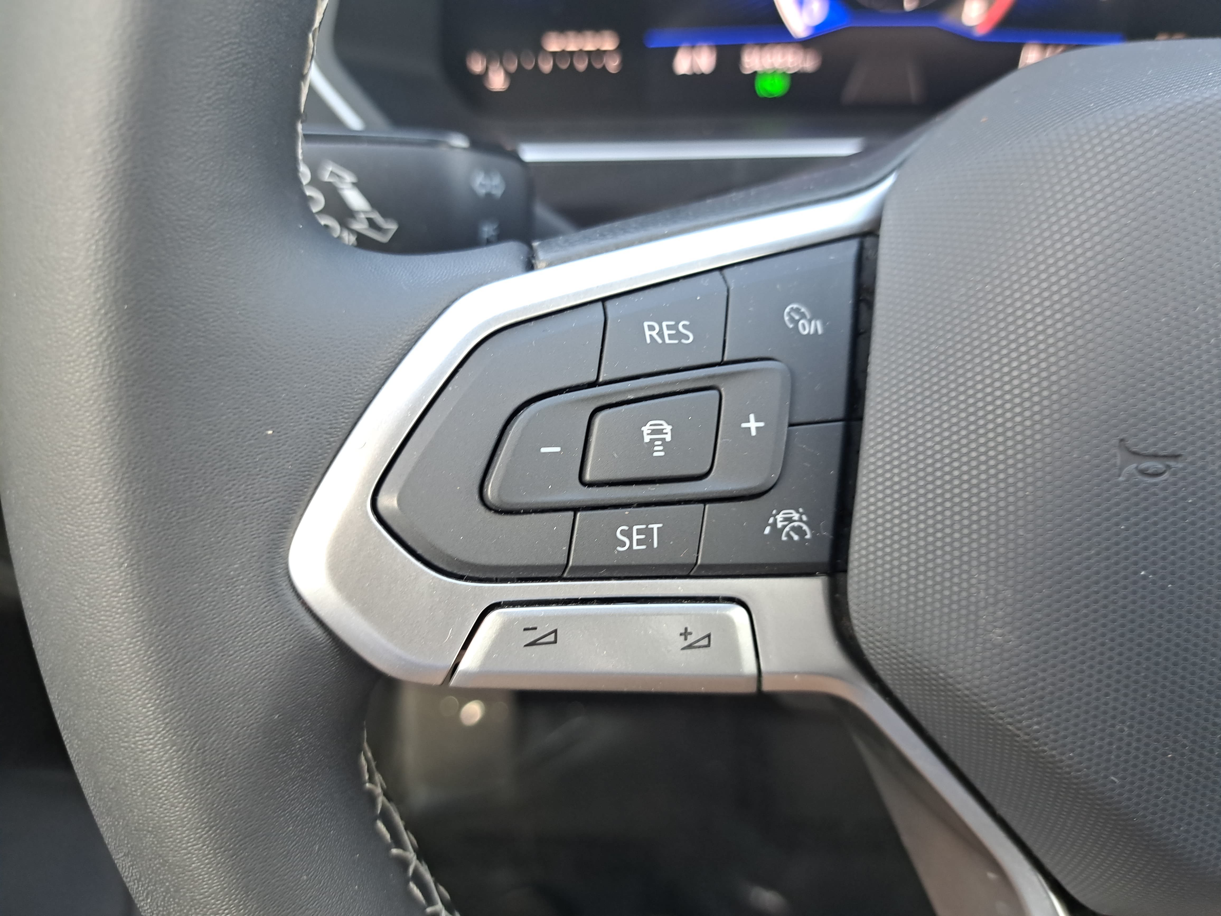 Certified 2023 Volkswagen Tiguan SE FWD image 17