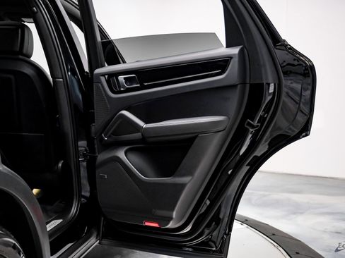 Used 2022 Porsche Cayenne w/ Premium Package image 59