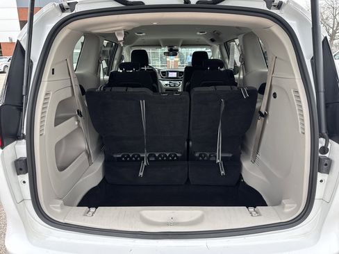 Used 2023 Chrysler Voyager LX image 13