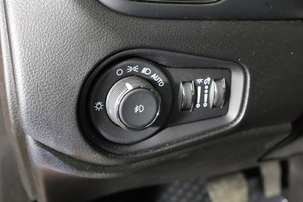 Used 2020 Jeep Renegade Altitude w/ UConnect 8.4 Nav Group AWD/4WD image 22