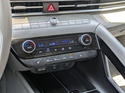 Used 2025 Hyundai Elantra SEL FWD image 17